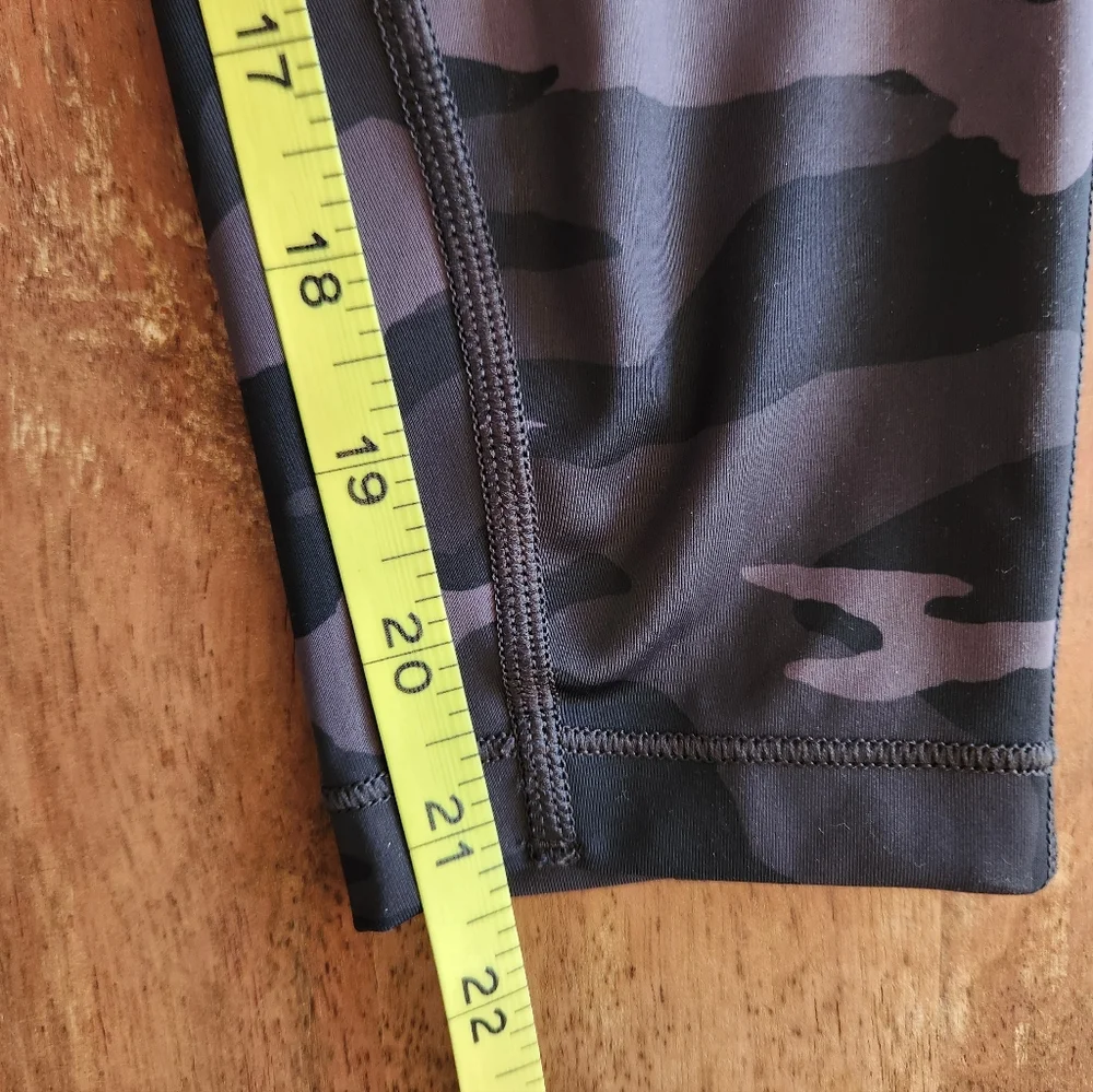 Athleta Ultimate 7/8 Tight Stash Pocket Legging In Black & Gray Camo S